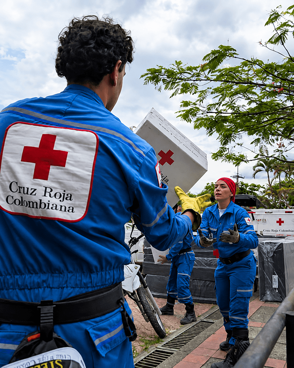 Voluntarios de la Cruz Roja Colombiana en una entrega humanitaria